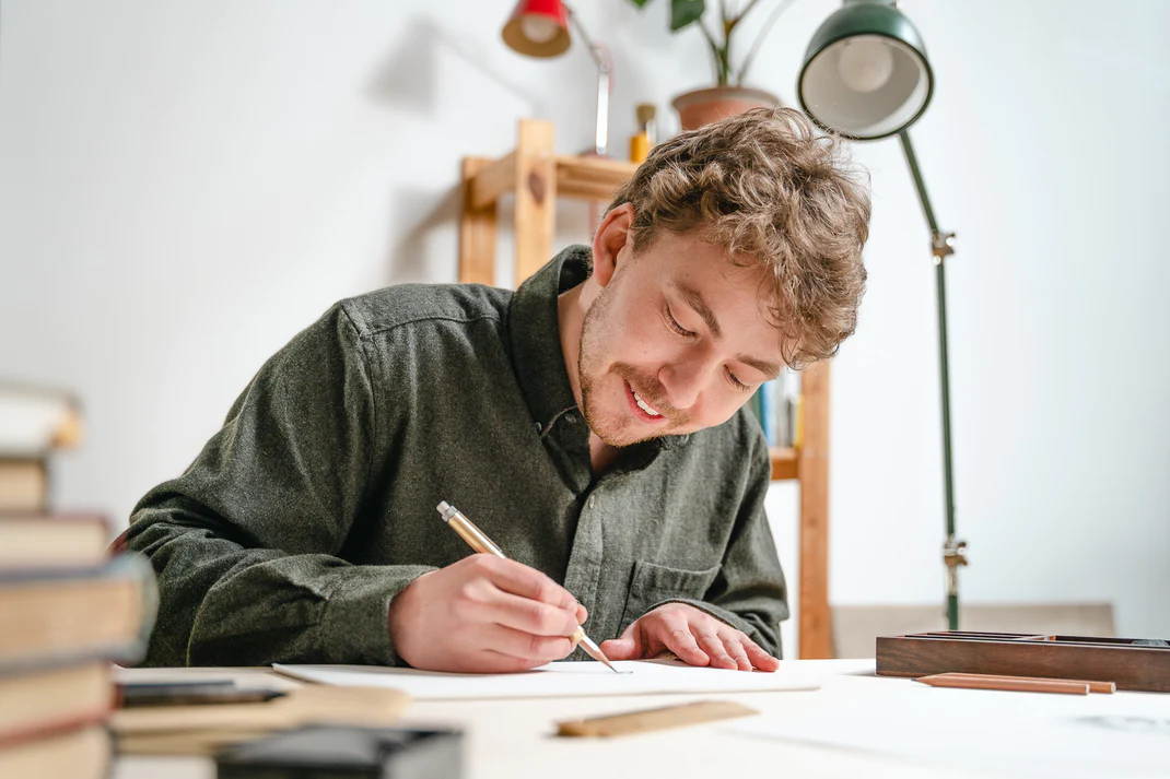 使い捨てを前提とする文具業界のあり方に疑問を感じた二人は、時間の経過とともに美しく変化し、何世代にもわたって使い続けられる「使い込む」ことを前提とした革新的なデザインのプロダクトを提案し続けています。