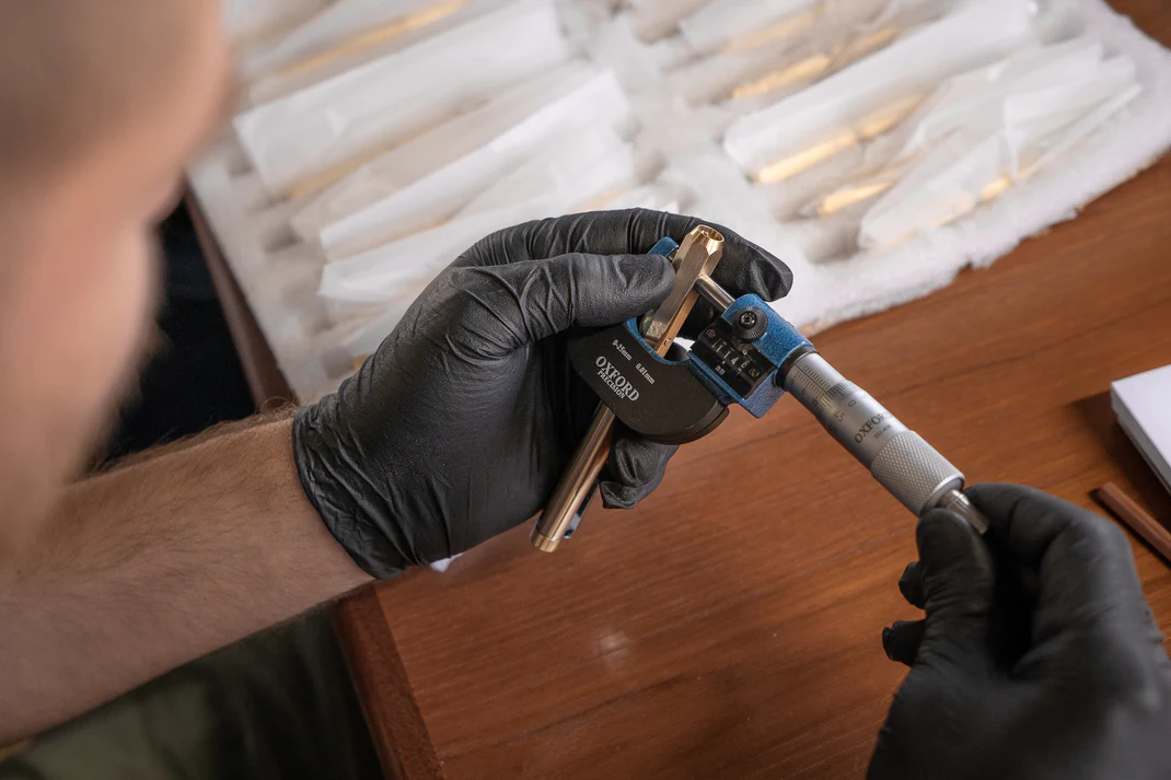 MAKERS CABINETは、英国芸術大学の名門セントラル・セント・マーチンズでプロダクトデザインを学んでいたOdin ArdaghとNoah Bierによって2017年に設立された高級文房具ブランド。