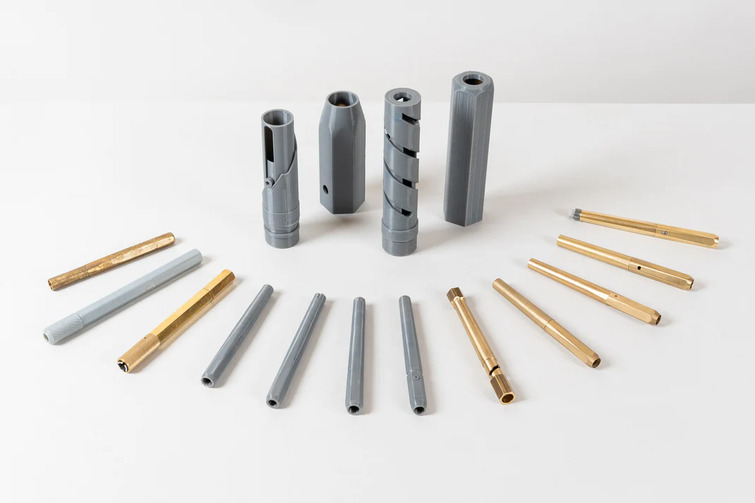 使い捨てを前提とする文具業界のあり方に疑問を感じた二人は、時間の経過とともに美しく変化し、何世代にもわたって使い続けられる「使い込む」ことを前提とした革新的なデザインのプロダクトを提案し続けています。